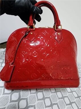 Authentic LOUIS VUITTON Vernis Alma MM Pomme D'Amour Shoulder Bag Red